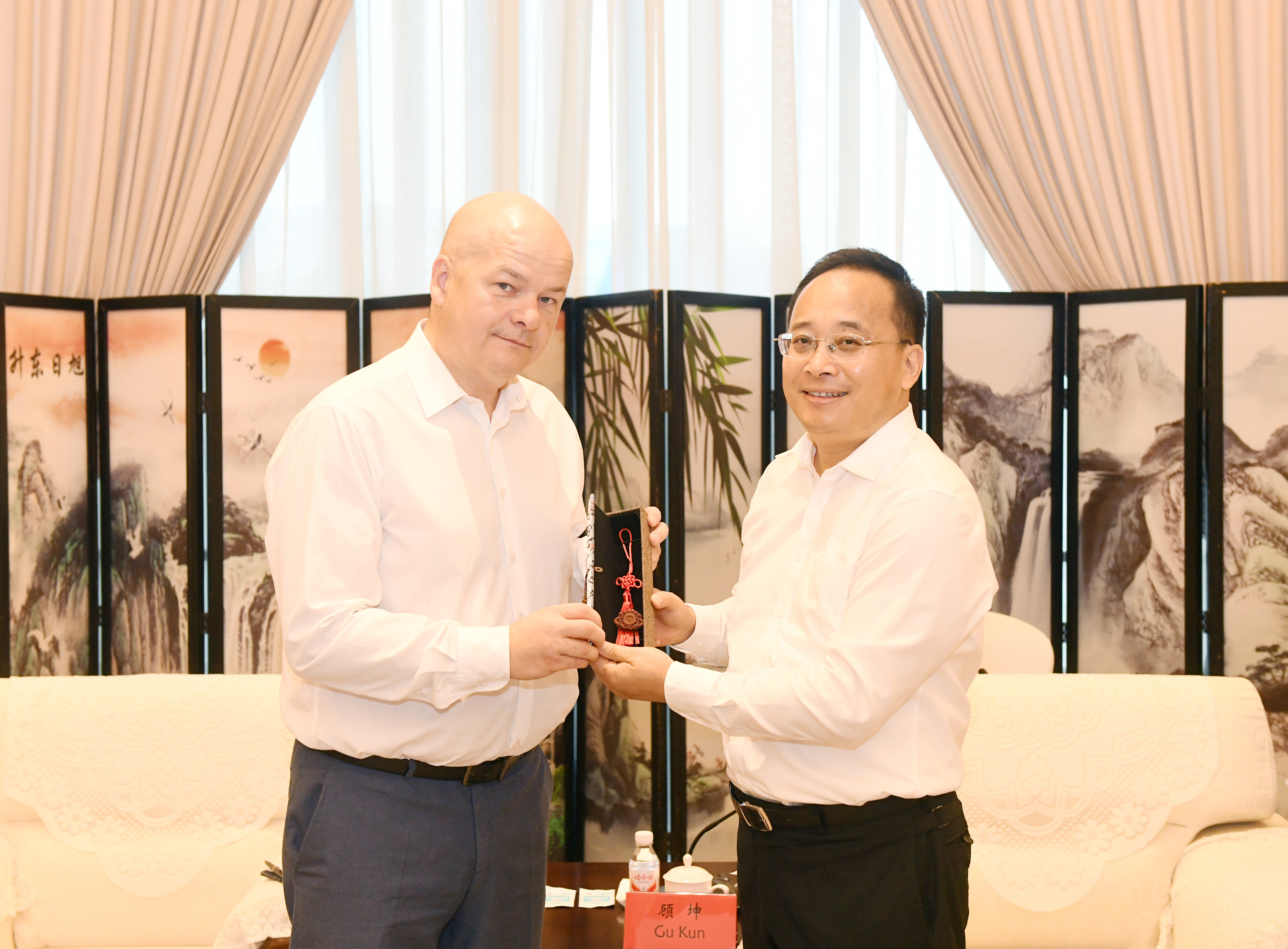 顾坤会见波兰普沃茨克市代表团