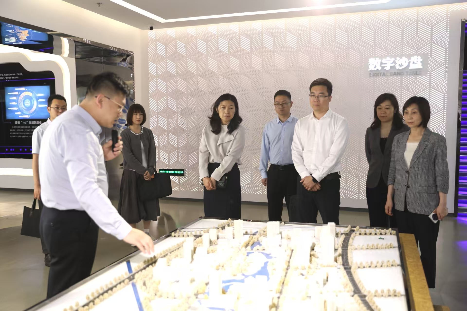 市外办赴科教办开展项目观摩暨第二期“淮安外事讲堂”